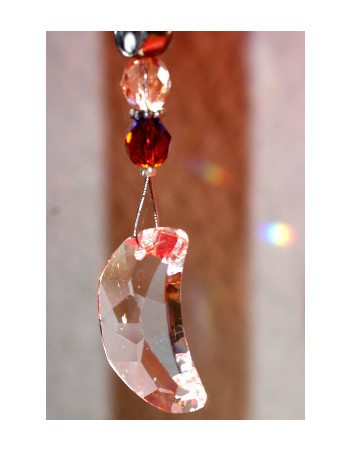 Lune de cristal en suspension